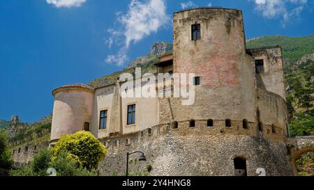 Château de Pandone, lavoir et étang à poissons de Venafro, Isernia, Molise, Italie Banque D'Images