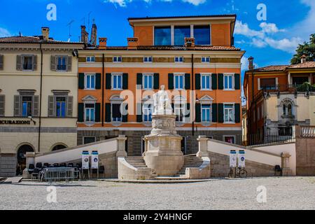 UDINE, ITALIE – 27 MAI 2024 : Loggia di San Giovanni et Torre dell'Orologio. Monuments de la Renaissance sur la Piazza Libertà, avec architectu distinctif Banque D'Images