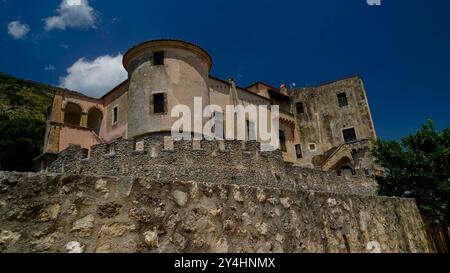 Château de Pandone, lavoir et étang à poissons de Venafro, Isernia, Molise, Italie Banque D'Images