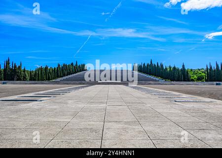 REDIPUGLIA, ITALIE – 29 MAI 2024 : Museo del Sacrario Militare. Ce musée commémoratif militaire rend hommage aux soldats de la première Guerre mondiale avec des expositions et commem Banque D'Images