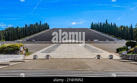 REDIPUGLIA, ITALIE – 29 MAI 2024 : Museo del Sacrario Militare. Ce musée commémoratif militaire rend hommage aux soldats de la première Guerre mondiale avec des expositions et commem Banque D'Images