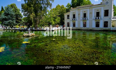 Château de Pandone, lavoir et étang à poissons de Venafro, Isernia, Molise, Italie Banque D'Images
