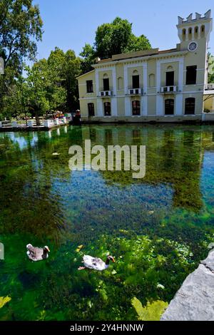 Château de Pandone, lavoir et étang à poissons de Venafro, Isernia, Molise, Italie Banque D'Images