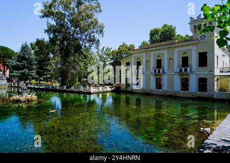 Château de Pandone, lavoir et étang à poissons de Venafro, Isernia, Molise, Italie Banque D'Images
