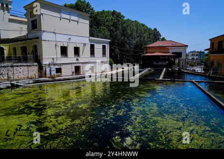 Château de Pandone, lavoir et étang à poissons de Venafro, Isernia, Molise, Italie Banque D'Images