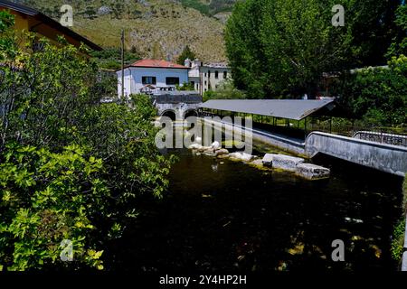 Château de Pandone, lavoir et étang à poissons de Venafro, Isernia, Molise, Italie Banque D'Images