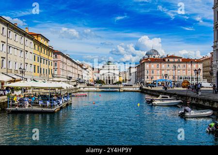 TRIESTE, ITALIE – 29 MAI 2024 : canal Grande. Ce canal pittoresque de Trieste dispose de bâtiments historiques et de bateaux, créant un paysage pittoresque et charmant w Banque D'Images