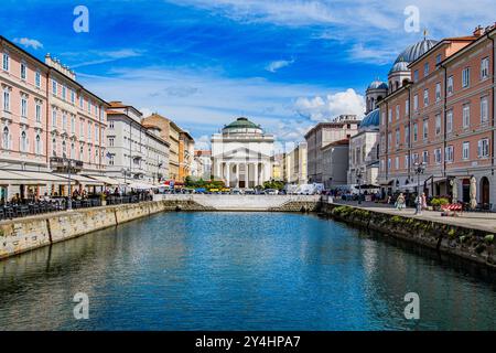 TRIESTE, ITALIE – 29 MAI 2024 : canal Grande. Ce canal pittoresque de Trieste dispose de bâtiments historiques et de bateaux, créant un paysage pittoresque et charmant w Banque D'Images