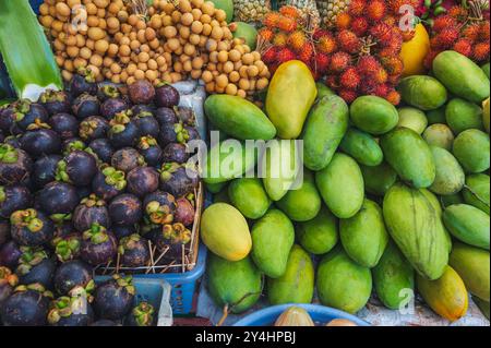 Un assortiment de divers fruits asiatiques exotiques tropicaux sur le comptoir au marché en Thaïlande Banque D'Images