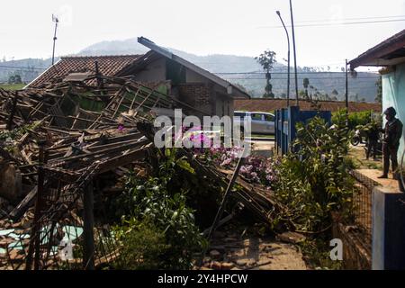 Bandung Regency, Indonésie. 18 septembre 2024. Un résident se tient devant une maison qui a été gravement endommagée après un tremblement de terre de magnitude 5,0 qui a frappé Cibereum Village, Bandung Regency, West Java, Indonésie le 18 septembre 2024. Selon des données temporaires de l’Agence régionale de gestion des catastrophes de Java Ouest, le séisme de magnitude 5,0 a fait 58 blessés. des blessés légers et 23 personnes ont été grièvement blessés, 491 logements, 5 établissements de santé, 9 établissements d'enseignement et 27 lieux de culte ont été endommagés. (Photo de Dimas Rachmatsyah/Sipa USA) crédit : Sipa USA/Alamy Live News Banque D'Images