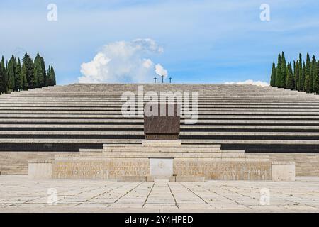 REDIPUGLIA, ITALIE – 29 MAI 2024 : Museo del Sacrario Militare. Ce musée commémoratif militaire rend hommage aux soldats de la première Guerre mondiale avec des expositions et commem Banque D'Images