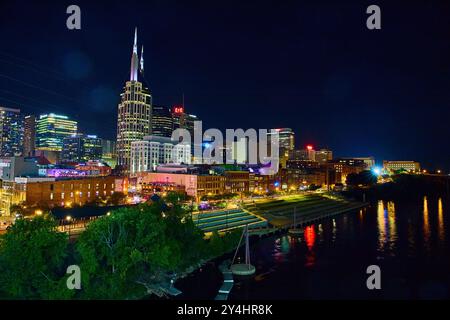 Vue aérienne de Nashville Night Skyline avec Batman Building et Reflections Banque D'Images