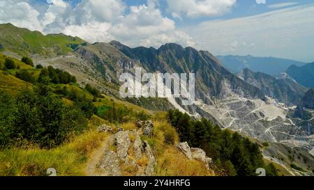Panorama des mines de marbre de Carrare des Alpes Apuanes, Massa, Carrara, Toscane, Italie Banque D'Images