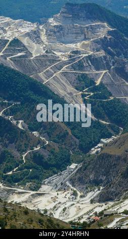 Panorama des mines de marbre de Carrare des Alpes Apuanes, Massa, Carrara, Toscane, Italie Banque D'Images