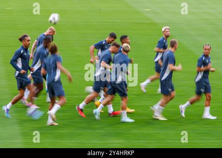 Madrid, Espagne. 18 septembre 2024. Football : Ligue des Champions, avant le match entre l'Atletico Madrid et le RB Leipzig à l'Estadio Metropolitano. Les joueurs de Leipzig s'entraînent dans le stade. Crédit : Jan Woitas/dpa/Alamy Live News Banque D'Images