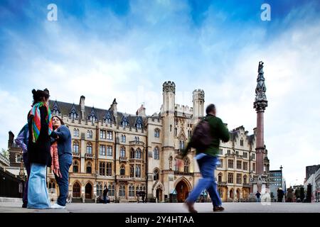 Londres, Royaume-Uni, le 2 mai 2009, les gens se promènent devant le bâtiment historique du Broad Sanctuary à Westminster, présentant une architecture du 19ème siècle dans un cadre vibrant Banque D'Images