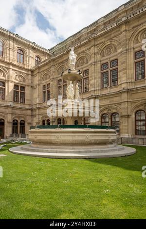 Fontaine de l'opéra devant l'Opéra national de Vienne Banque D'Images