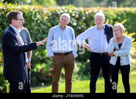 Bushey Heath, Royaume-Uni. 16 septembre 2024. Image © concédée sous licence à Parsons Media. 18/09/2024. Bushey Heath, Royaume-Uni. Tom Tugendhat fait campagne à Bushey Heath. om Tugendhat député, direction du Parti conservateur campagne d'espoir à Bushey Heath. Photo par crédit : andrew parsons/Alamy Live News Banque D'Images