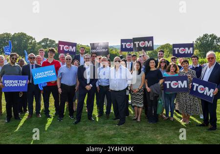 Bushey Heath, Royaume-Uni. 16 septembre 2024. Image © concédée sous licence à Parsons Media. 18/09/2024. Bushey Heath, Royaume-Uni. Tom Tugendhat fait campagne à Bushey Heath. om Tugendhat député, direction du Parti conservateur campagne d'espoir à Bushey Heath. Photo par crédit : andrew parsons/Alamy Live News Banque D'Images