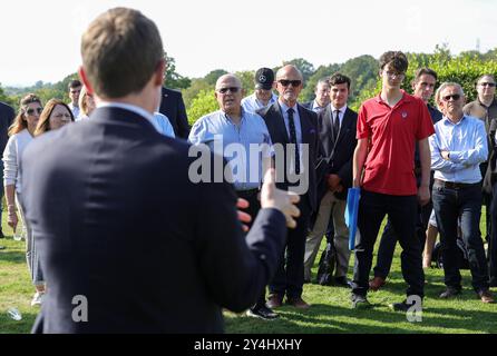 Bushey Heath, Royaume-Uni. 16 septembre 2024. Image © concédée sous licence à Parsons Media. 18/09/2024. Bushey Heath, Royaume-Uni. Tom Tugendhat fait campagne à Bushey Heath. om Tugendhat député, direction du Parti conservateur campagne d'espoir à Bushey Heath. Photo par crédit : andrew parsons/Alamy Live News Banque D'Images