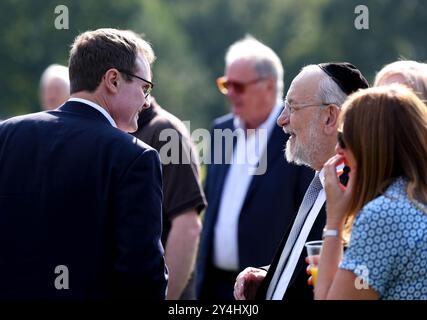 Bushey Heath, Royaume-Uni. 16 septembre 2024. Image © concédée sous licence à Parsons Media. 18/09/2024. Bushey Heath, Royaume-Uni. Tom Tugendhat fait campagne à Bushey Heath. om Tugendhat député, direction du Parti conservateur campagne d'espoir à Bushey Heath. Photo par crédit : andrew parsons/Alamy Live News Banque D'Images