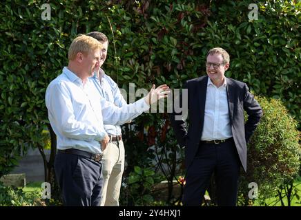 Bushey Heath, Royaume-Uni. 16 septembre 2024. Image © concédée sous licence à Parsons Media. 18/09/2024. Bushey Heath, Royaume-Uni. Tom Tugendhat fait campagne à Bushey Heath. om Tugendhat député, direction du Parti conservateur campagne d'espoir à Bushey Heath. Photo par crédit : andrew parsons/Alamy Live News Banque D'Images