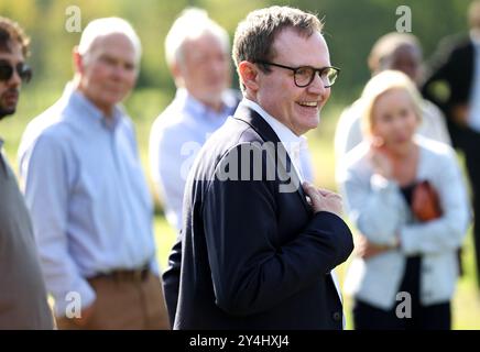 Bushey Heath, Royaume-Uni. 16 septembre 2024. Image © concédée sous licence à Parsons Media. 18/09/2024. Bushey Heath, Royaume-Uni. Tom Tugendhat fait campagne à Bushey Heath. om Tugendhat député, direction du Parti conservateur campagne d'espoir à Bushey Heath. Photo par crédit : andrew parsons/Alamy Live News Banque D'Images