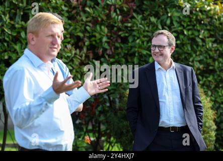 Bushey Heath, Royaume-Uni. 16 septembre 2024. Image © concédée sous licence à Parsons Media. 18/09/2024. Bushey Heath, Royaume-Uni. Tom Tugendhat fait campagne à Bushey Heath. om Tugendhat député, direction du Parti conservateur campagne d'espoir à Bushey Heath. Photo par crédit : andrew parsons/Alamy Live News Banque D'Images