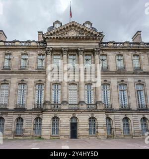 Paysage urbain avec entrée monumentale du Palais Rohan, photographié dans une lumière d'été nuageuse à Strasbourg, France Banque D'Images