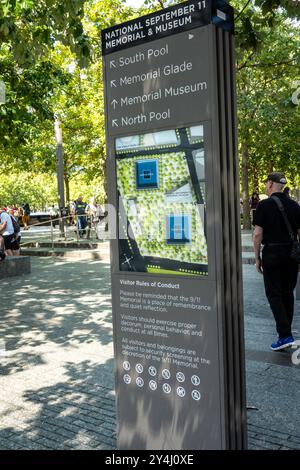 Le National September 11 Memorial and Museum site Signage, New York City, USA 2024 Banque D'Images