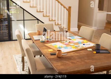 Idées de brainstorming, ordinateurs portables et notes autocollantes sur la table dans le bureau à domicile moderne Banque D'Images