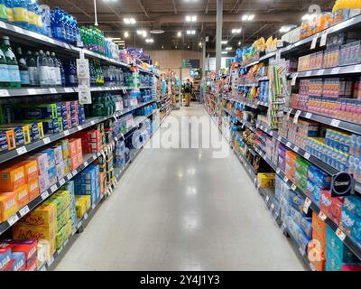 Toronto, on, Canada - 27 août 2024 : vue à l'allée du rayon épicerie dans le magasin canadien. Banque D'Images