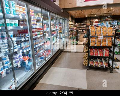 Toronto, on, Canada - 27 août 2024 : vue à l'allée du rayon épicerie dans le magasin canadien. Banque D'Images