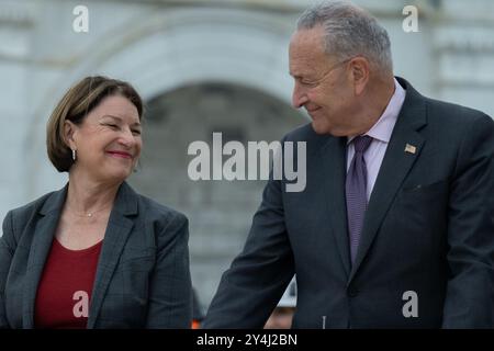 Washington, États-Unis. 18 septembre 2024. La sénatrice américaine Amy Klobuchar (démocrate du Minnesota) et le chef de la majorité au Sénat américain Chuck Schumer (démocrate de New York) lors de la première cérémonie des ongles pour la 60e investiture présidentielle en 2025 au Capitole des États-Unis à Washington, DC le mercredi 18 septembre 2024. Photo de Annabelle Gordon/UPI crédit : UPI/Alamy Live News Banque D'Images