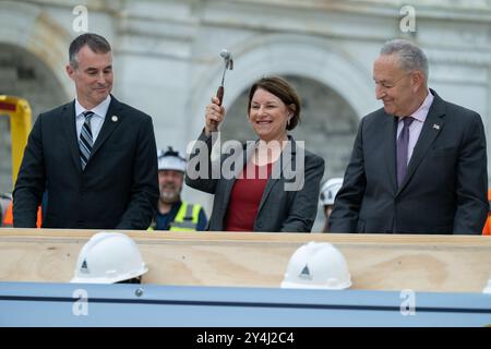 Washington, États-Unis. 18 septembre 2024. La sénatrice américaine Amy Klobuchar (démocrate du Minnesota) tient son marteau lors de la première cérémonie des ongles pour la 60e investiture présidentielle en 2025 au Capitole des États-Unis à Washington, DC le mercredi 18 septembre 2024. Photo de Annabelle Gordon/UPI crédit : UPI/Alamy Live News Banque D'Images