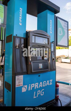 Alanya, Turquie - 17 septembre 2021 : une station-service à Antalya, Turquie, avec une pompe à carburant bleue et noire avec un affichage numérique et un lecteur de carte. Th Banque D'Images