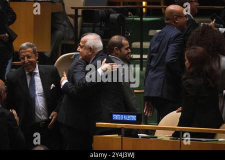 Chicago, Illinois, États-Unis. 18 septembre 2024. L'ambassadeur palestinien aux Nations Unies, RIYAD MANSOUR, reçoit les félicitations de ses collègues amabassadors alors que l'Assemblée générale des Nations Unies vote une résolution palestinienne exigeant la fin de l'occupation israélienne à Gaza et en Cisjordanie occupée le 18 septembre 2024 à New York. Le vote a réuni 124 pays pour, 43 abstentions et 12 contre, dont les États-Unis. (Crédit image : © Laura Brett/ZUMA Press Wire) USAGE ÉDITORIAL SEULEMENT! Non destiné à UN USAGE commercial ! Banque D'Images