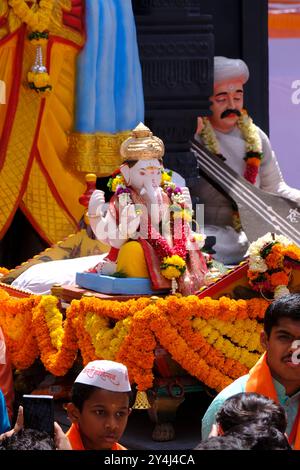 Pune, Inde - 17 septembre 2024, procession d'immersion de Kesariwada ganpati Ganesh, procession de Pune Ganpati Visarjan avec le rythme du dhol traditionnel Banque D'Images