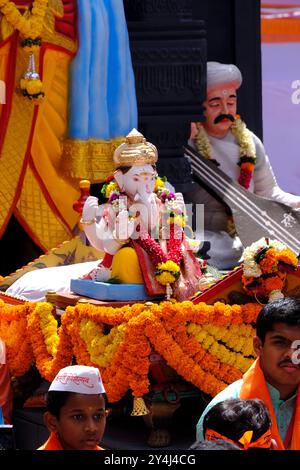 Pune, Inde - 17 septembre 2024, procession d'immersion de Kesariwada ganpati Ganesh, procession de Pune Ganpati Visarjan avec le rythme du dhol traditionnel Banque D'Images