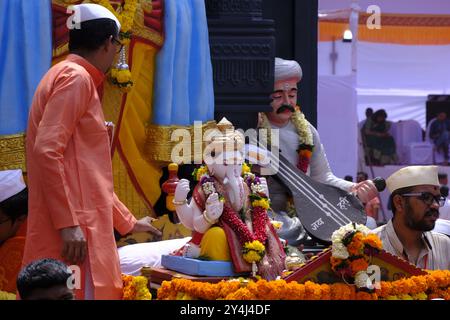 Pune, Inde - 17 septembre 2024, procession d'immersion de Kesariwada ganpati Ganesh, procession de Pune Ganpati Visarjan avec le rythme du dhol traditionnel Banque D'Images