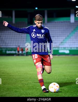 Ferrol, Espagne. 07 décembre 2022. 1 RFEF League Racing Club Ferrol vs Linares. Le joueur Fermín López échauffe dans Un stade de Malata. Banque D'Images