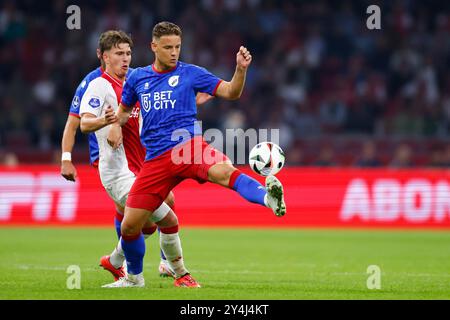 Amsterdam, pays-Bas. 18 septembre 2024. AMSTERDAM, 18-09-2024, JohanCruijff Arena, football, Eredivisie, saison 2024/2025, pendant le match Ajax - Fortuna Sittard, (G-d) Ajax joueur Mika Godts, Fortuna Sittard joueur Syb van Ottele crédit : Pro Shots/Alamy Live News Banque D'Images