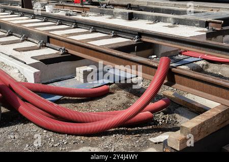 Tramway suit la nouvelle route de tramway. Reconstruction des infrastructures de transport public en Europe. Banque D'Images