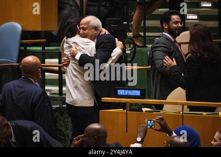 Chicago, Illinois, États-Unis. 18 septembre 2024. L'ambassadeur palestinien aux Nations Unies, RIYAD MANSOUR, reçoit les félicitations de ses collègues amabassadors alors que l'Assemblée générale des Nations Unies vote une résolution palestinienne exigeant la fin de l'occupation israélienne à Gaza et en Cisjordanie occupée le 18 septembre 2024 à New York. Le vote a réuni 124 pays pour, 43 abstentions et 12 contre, dont les États-Unis. (Crédit image : © Laura Brett/ZUMA Press Wire) USAGE ÉDITORIAL SEULEMENT! Non destiné à UN USAGE commercial ! Banque D'Images