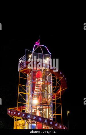 Illuminé « Helter Skelter » lors de la foire annuelle « Witney Feast ». Banque D'Images