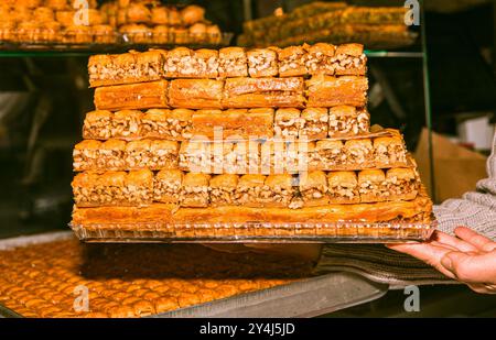 Pyramide de baklava traditionnelle, un dessert sucré avec plusieurs couches de pâtisserie feuilletée, noix, glaçage au sirop, populaire dans le concept de cuisine turque Banque D'Images