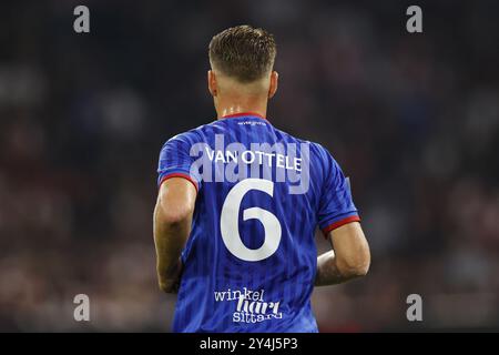 AMSTERDAM - Syb van Ottele de Fortuna Sittard avec une chemise spéciale en souvenir de Fernando Ricksen lors du match néerlandais Eredivisie entre Ajax Amsterdam et Fortuna Sittard à la Johan Cruijff Arena le 18 septembre 2024 à Amsterdam, pays-Bas. ANP MAURICE VAN STEEN Banque D'Images