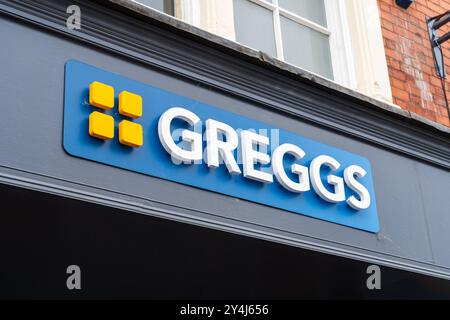 Bridgnorth, Shropshire, Angleterre – 18 septembre 2024 : signalisation extérieure de Greggs, le magasin de sandwiches et de boulangerie au Royaume-Uni Banque D'Images