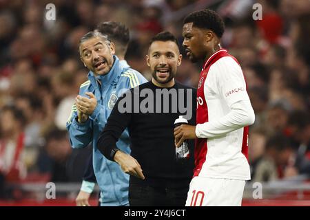 AMSTERDAM - (de gauche à droite) l'entraîneur de l'Ajax Francesco Farioli, Chuba Akpom de l'Ajax lors du match néerlandais Eredivisie entre l'Ajax Amsterdam et Fortuna Sittard à la Johan Cruijff Arena le 18 septembre 2024 à Amsterdam, pays-Bas. ANP MAURICE VAN STEEN Banque D'Images