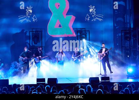 Hambourg, Allemagne. 18 septembre 2024. Les membres du groupe Bastille jouent sur scène lors du Reeperbahn Festival Opening Show au Stage-Operettenhaus. Crédit : Georg Wendt/dpa/Alamy Live News Banque D'Images